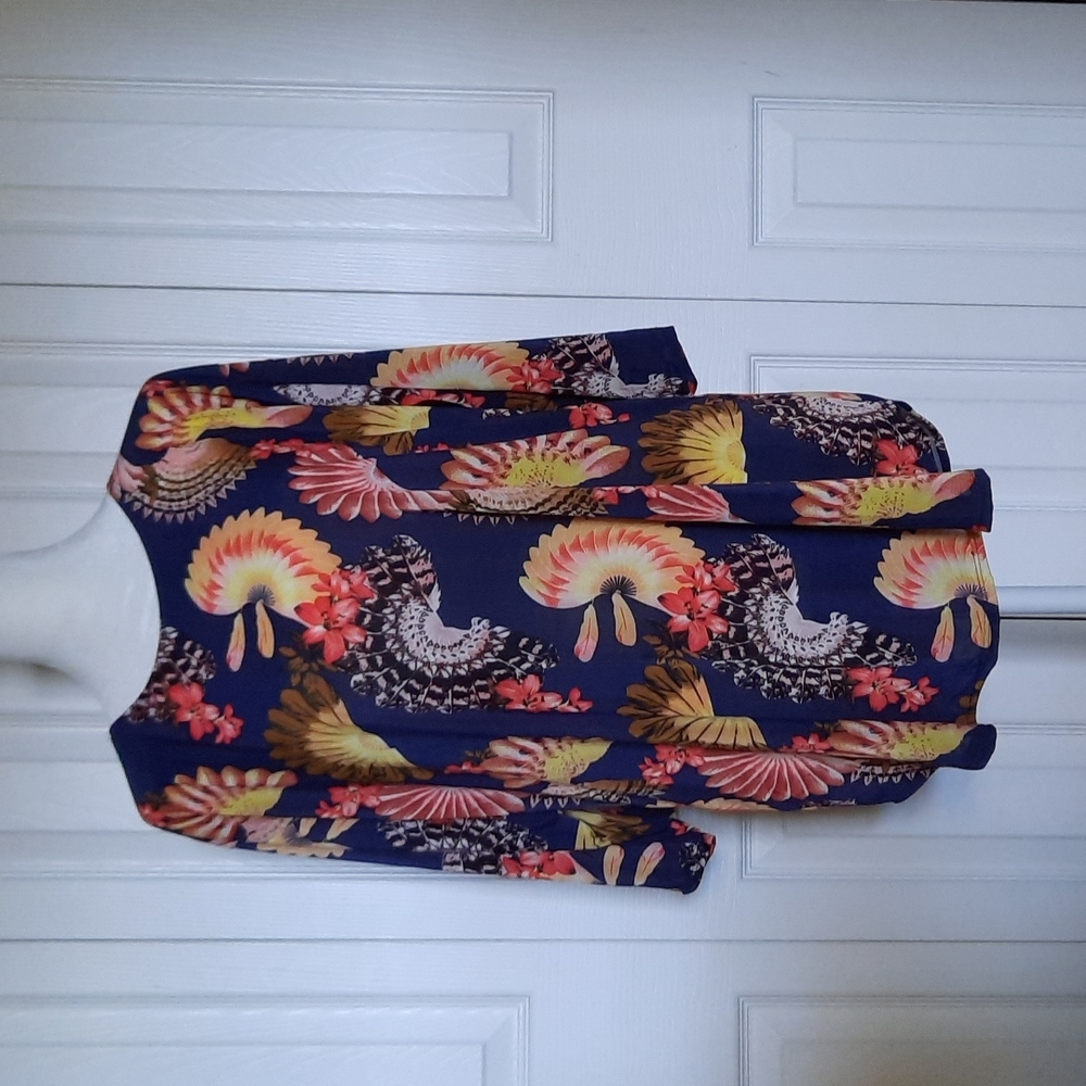 Lightweight medium floral top